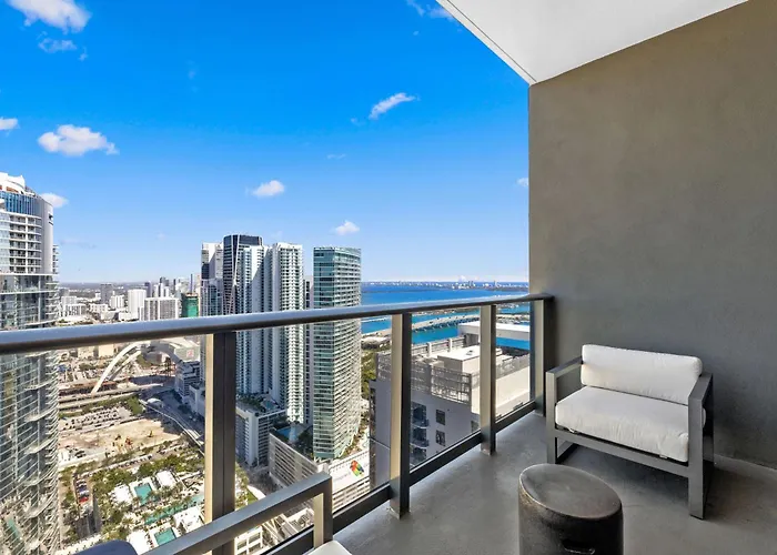 On The 49Th Floor! Condo On Highest & Free Parking