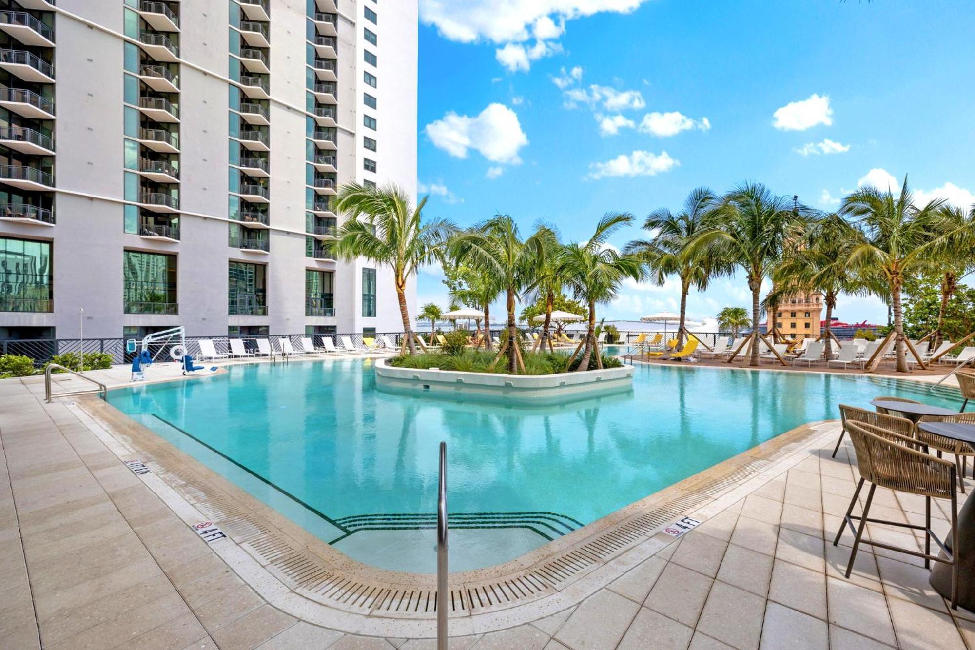Appartamento On The 49th Floor! On Highest & Free Parking *
