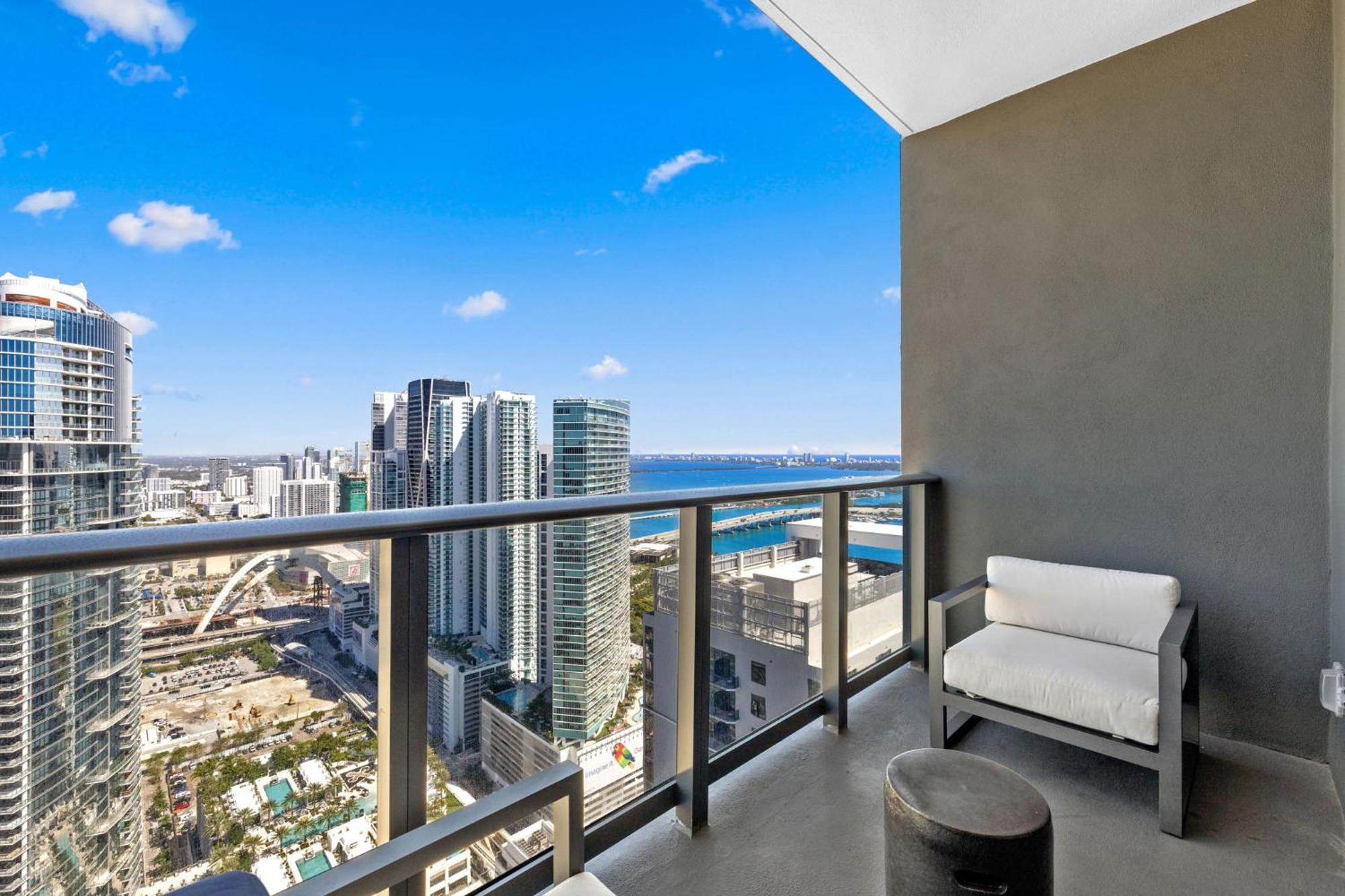 Apartment On The 49th Floor! On Highest & Free Parking *