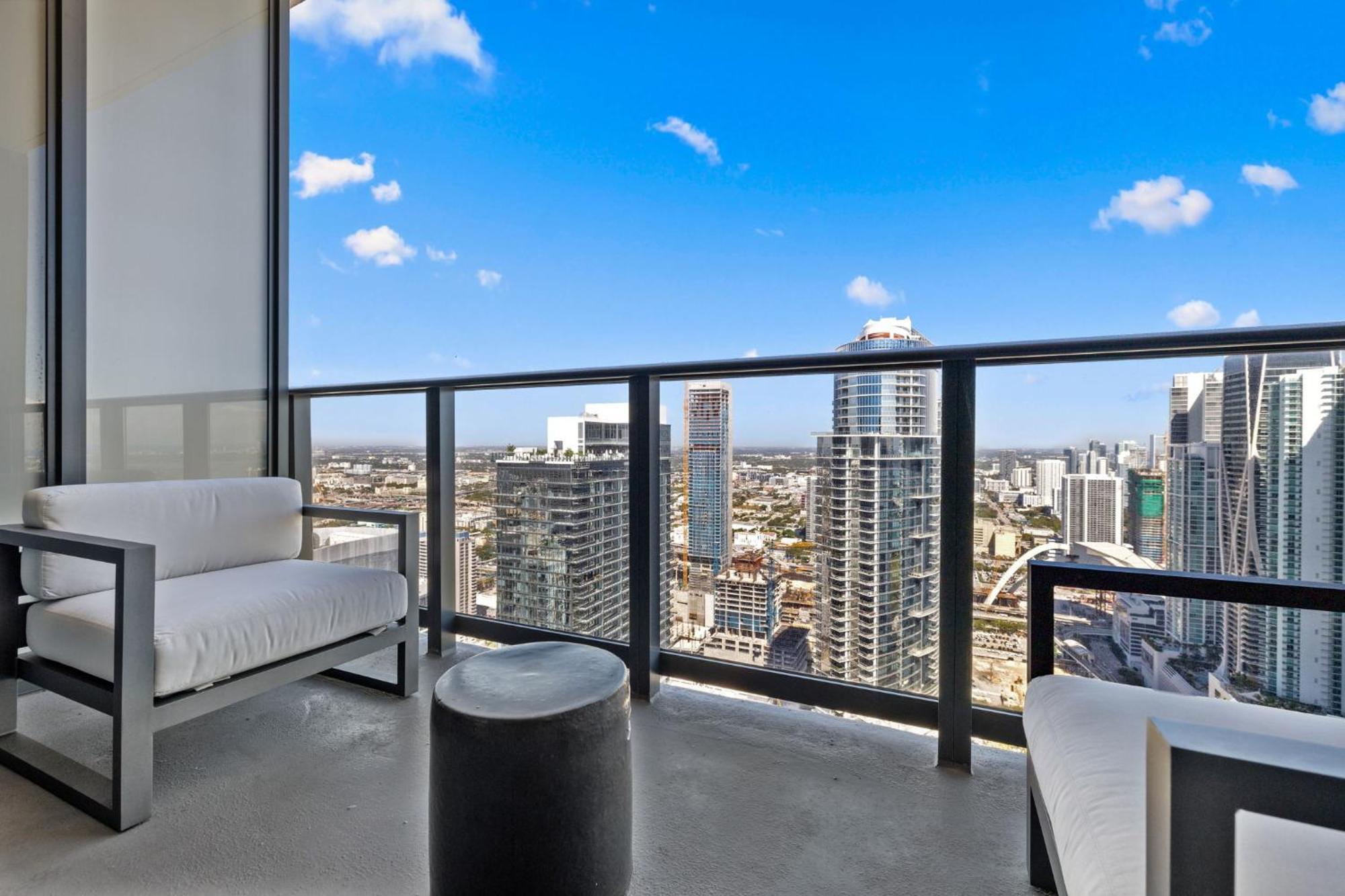 On The 49th Floor! On Highest & Free Parking Apartment *