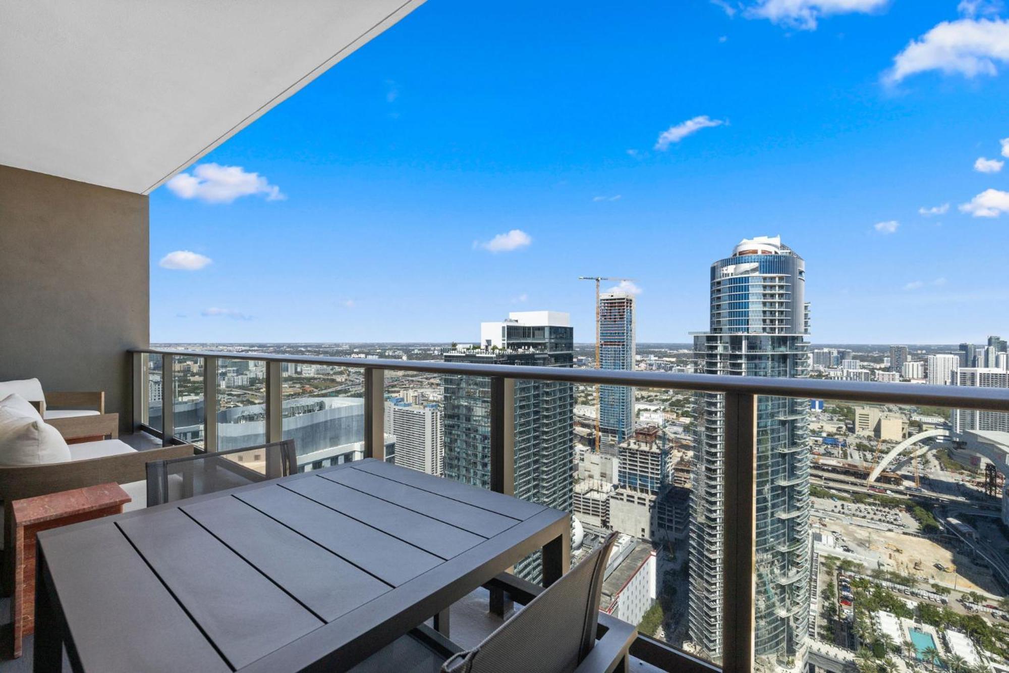 On The 49th Floor! On Highest & Free Parking Apartment Miami