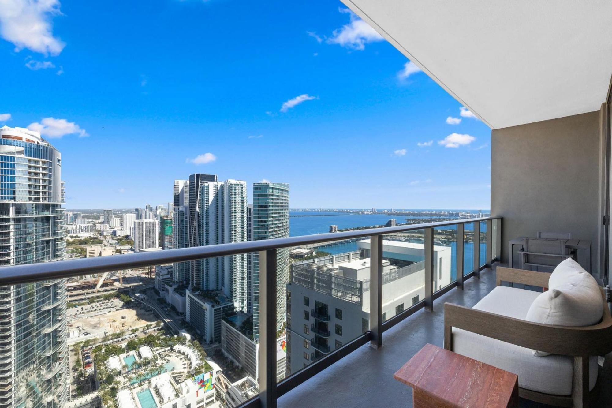 On The 49th Floor! On Highest & Free Parking * Miami