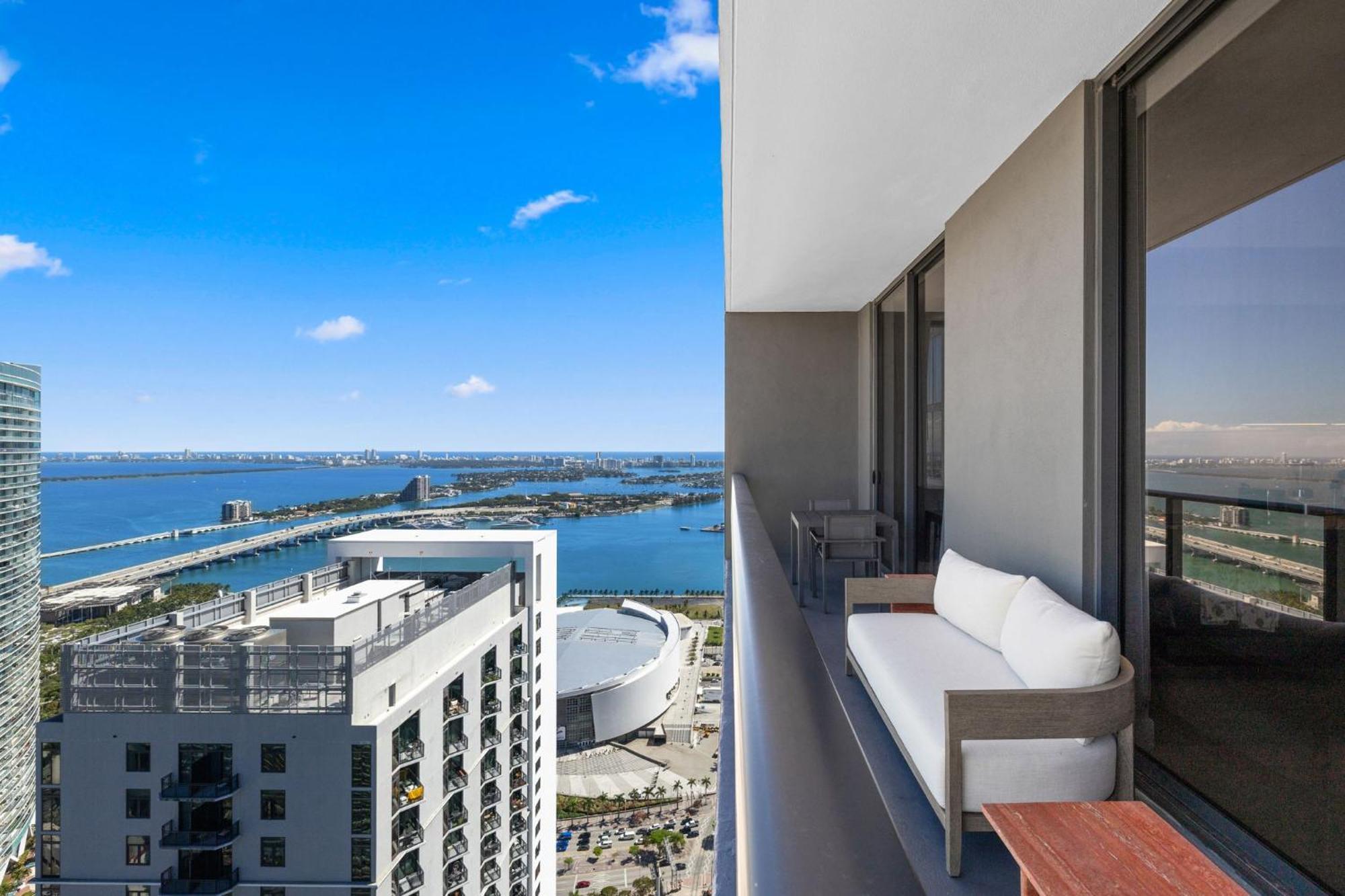 On The 49th Floor! On Highest & Free Parking *