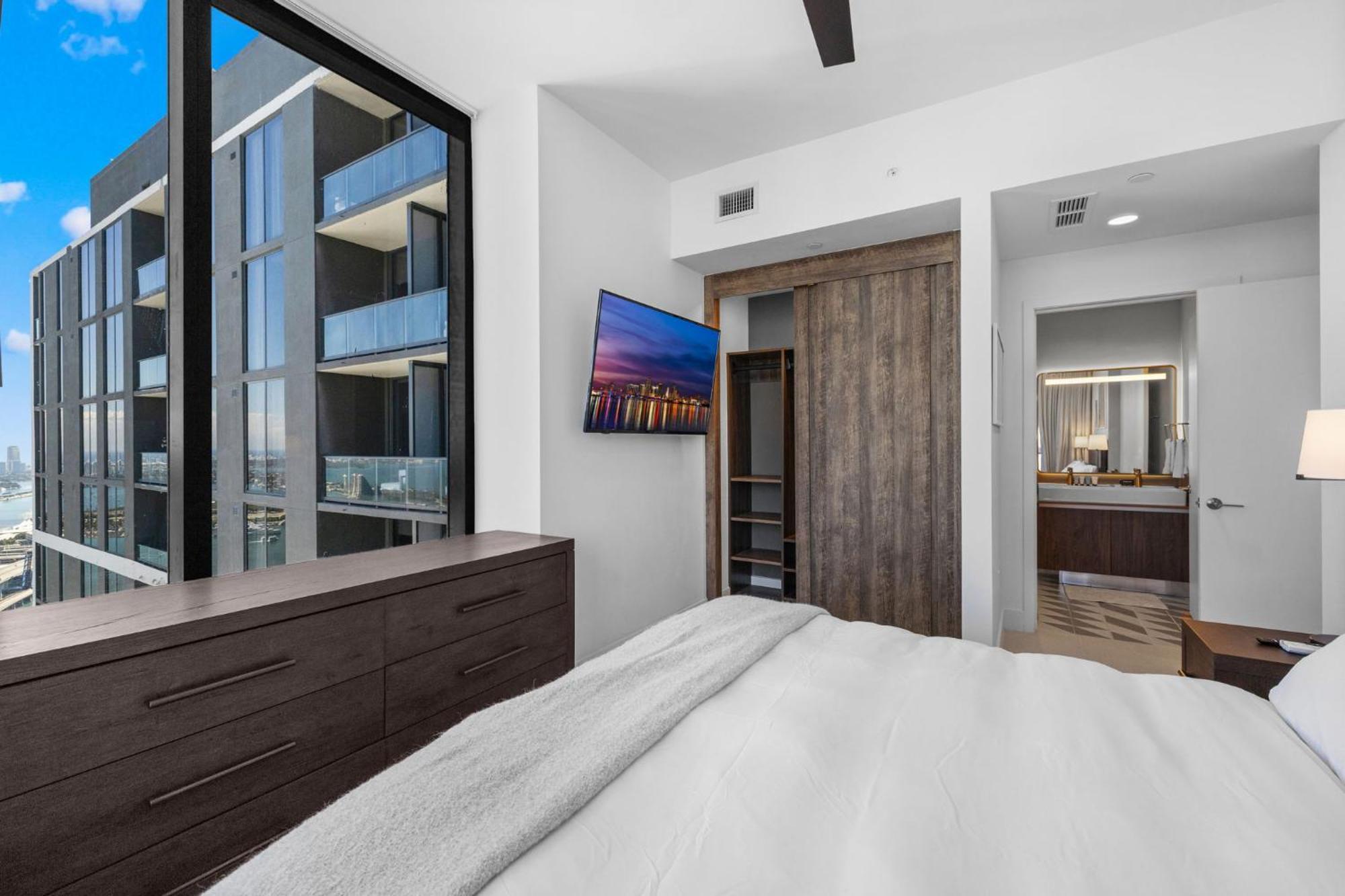 On The 49th Floor! On Highest & Free Parking * Miami