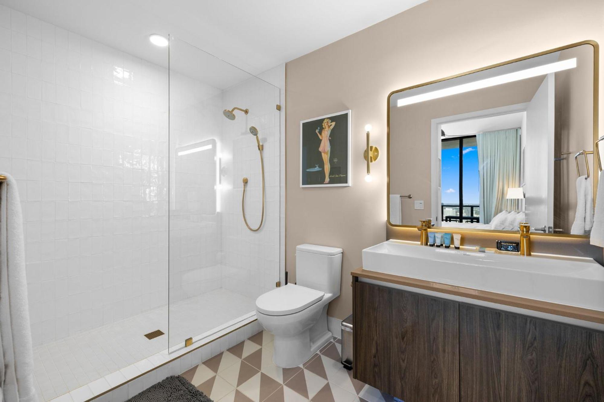 On The 49th Floor! On Highest & Free Parking Apartment *